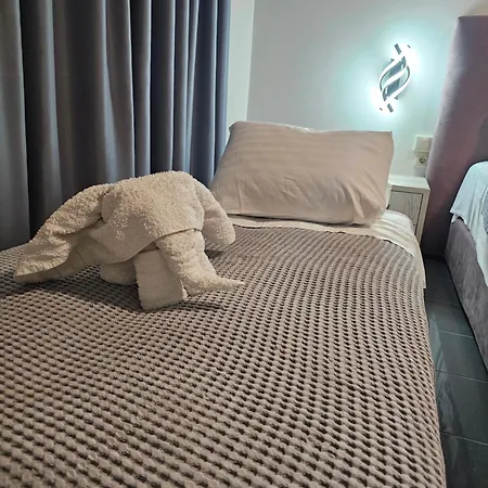 Theo And Ms Luxurious By Filos Inc Lejlighed