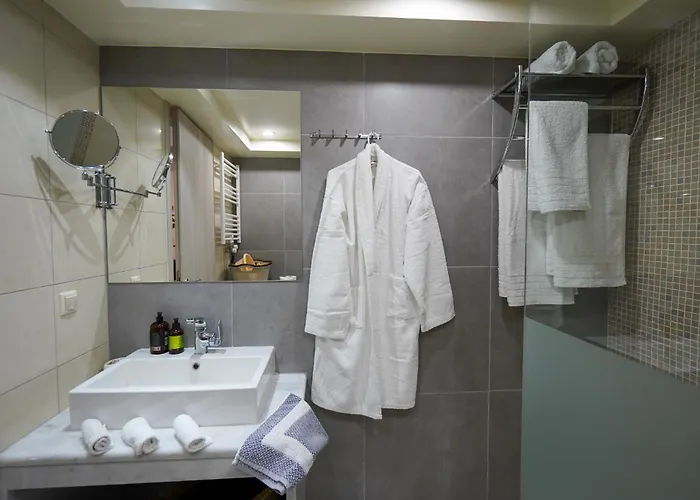 Theo And Ms Luxurious By Filos Inc Apartment